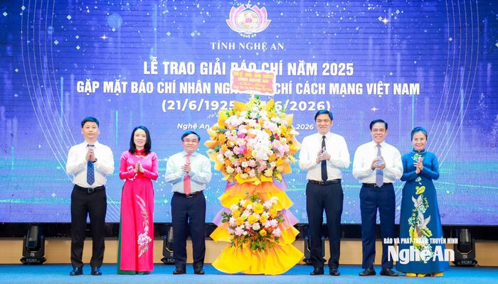 Các đồng chí trong Thường trực Tỉnh ủy trao lẵng hoa của Tỉnh ủy, HĐND, UBND, Ủy ban MTTQ Việt Nam tỉnh tặng các cơ quan báo chí nhân Ngày Báo chí cách mạng Việt Nam 21/6. Ảnh: Thành Duy