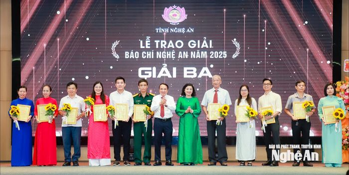 Các đồng chí Ủy viên Ban Thường vụ Tỉnh ủy: Dương Đình Chỉnh - Phó Chủ tịch Thường trực HĐND tỉnh, Nguyễn Thị Hồng Hoa - Chủ nhiệm UBKT Tỉnh ủy trao giải Ba cho các tác giả, nhóm tác giả đoạt giải. Ảnh: Thành Duy