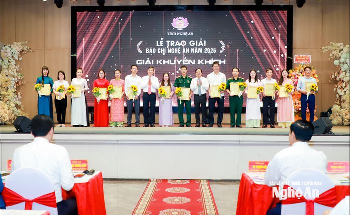 Các đồng chí Ủy viên Ban Chấp hành Đảng bộ tỉnh: Nguyễn Như Khôi - Phó Chủ tịch HĐND tỉnh; Thái Văn Thành - Phó Chủ tịch UBND tỉnh trao giải Khuyến khích cho các tác giả, nhóm tác giả đoạt giải. Ảnh: Thành Duy