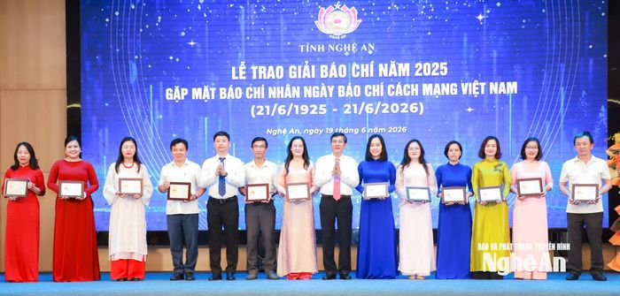 Các đồng chí Ủy viên Ban Chấp hành Đảng bộ tỉnh: Thái Văn Thành - Phó Chủ tịch UBND tỉnh; Trần Minh Ngọc - Giám đốc Báo và phát thanh, truyền hình Nghệ An, Chủ tịch Hội Nhà báo tỉnh trao Kỷ niệm chương "Vì sự nghiệp Báo chí" của Chủ tịch Hội Nhà báo Việt Nam cho 12 cá nhân có nhiều đóng góp đối với sự nghiệp báo chí. Ảnh: Thành Duy