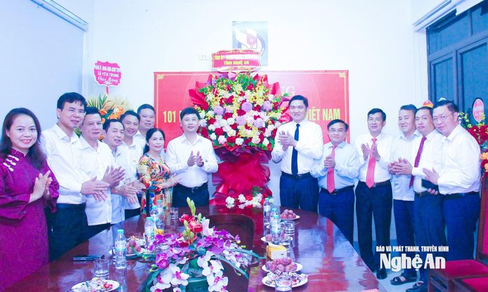 Đoàn công tác của tỉnh tặng hoa chúc mừng Hội Nhà báo tỉnh. Ảnh: Mai Hoa