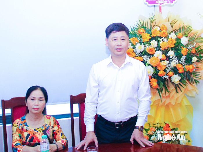 Đồng chí Trần Minh Ngọc - Ủy viên Ban Chấp hành Đảng bộ tỉnh, Giám đốc Báo và phát thanh, truyền hình Nghệ An, Chủ tịch Hội Nhà báo tỉnh đã báo cáo khái quát tình hình hoạt động của Hội. Ảnh: Mai Hoa