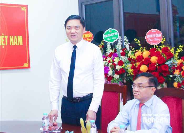 Đồng chí Hoàng Nghĩa Hiếu - Phó Bí thư Thường trực Tỉnh ủy, Chủ tịch HĐND tỉnh chúc mừng Hội Nhà báo tỉnh. Ảnh: Mai Hoa