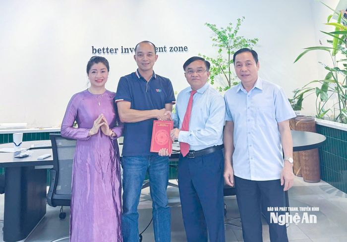 Lãnh đạo Ban Tuyên giáo và Dân vận, Ban Tổ chức Tỉnh ủy chúc mừng đại diện Văn phòng VTV8 tại Nghệ An. Ảnh: P.V