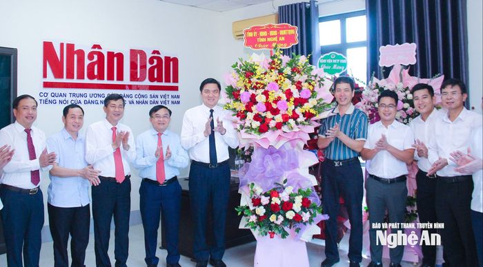 Đoàn công tác của tỉnh tặng hoa chúc mừng Báo Nhân dân thường trú tại Nghệ An. Ảnh: Mai Hoa