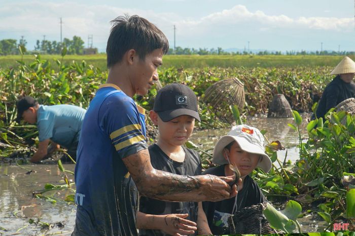 Những câu chuyện và kinh nghiệm bắt cá được anh Đậu Văn Mân truyền lại cho các em nhỏ ngay giữa cánh đồng, giúp các em có thêm những trải nghiệm gần gũi với cuộc sống làng quê.