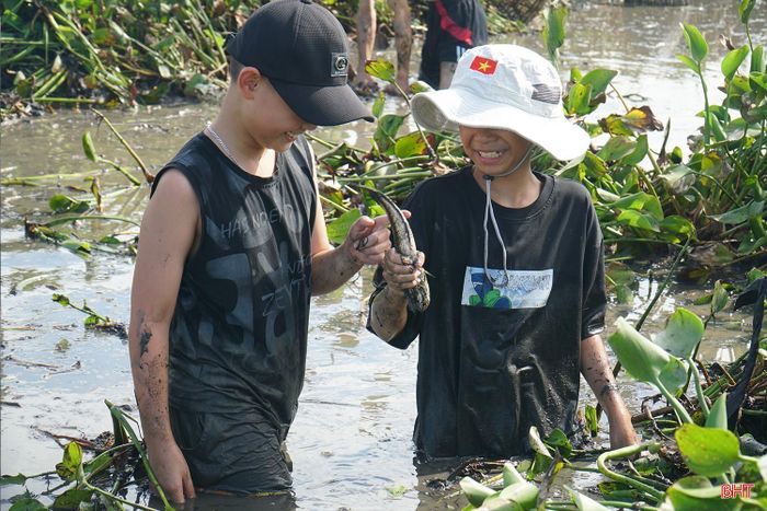 Em Nguyễn Văn Đăng Khoa - phường Thành Sen (đội mũ trắng) vui mừng khoe con cá vừa bắt được: “Con vui lắm vì lần đầu con tự tay bắt được cá. Con thấy việc này rất thú vị và giống như những gì ông bà vẫn hay kể”.