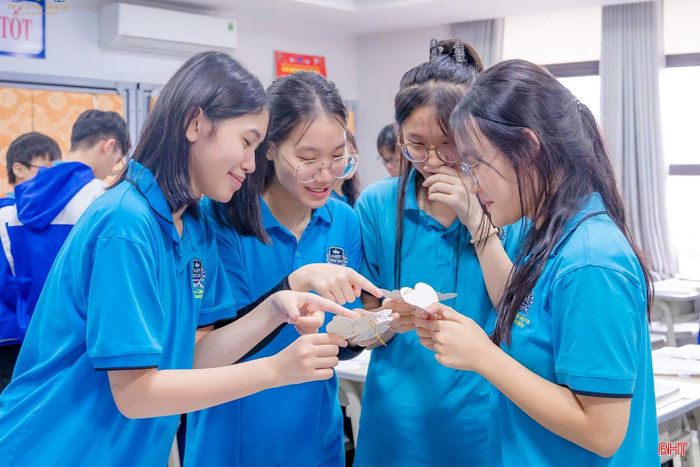 Ngoài 60 học sinh lớp 9 đang học tại trường có nguyện vọng tiếp tục học lên bậc THPT, hiện tại, Trường Tiểu học, THCS &amp; THPT Albert Einstein đã nhận gần 250 hồ sơ của học sinh các trường THCS trên địa bàn.