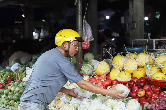 Nguồn hàng dồi dào, giá cả không có biến động lớn giúp người dân dễ dàng lựa chọn lễ vật phù hợp với điều kiện của mỗi gia đình.