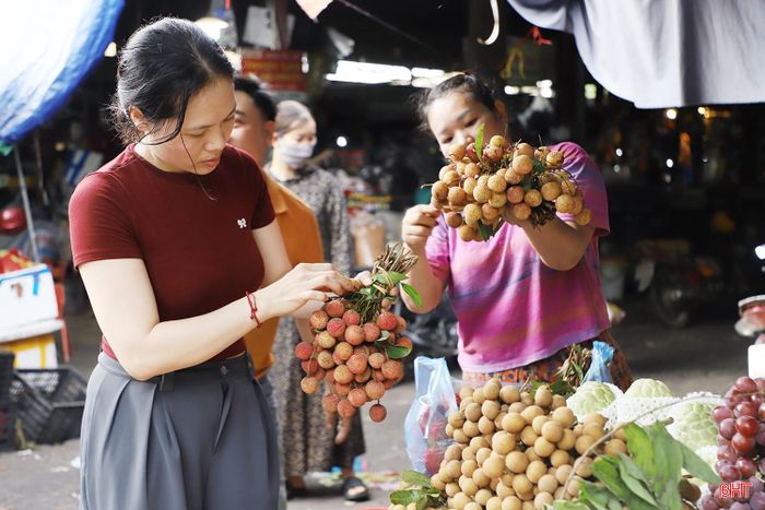 Chị Phan Thị Lan cho biết: “Gia đình tôi thường cúng chay trong dịp tết Đoan Ngọ nên tôi ưu tiên lựa chọn các loại hoa quả theo mùa, bánh và chè để dâng lễ. Dù cuộc sống hiện đại có nhiều đổi thay nhưng việc chuẩn bị mâm cúng trong dịp này vẫn là truyền thống không thể thiếu trong văn hóa gia đình”.
