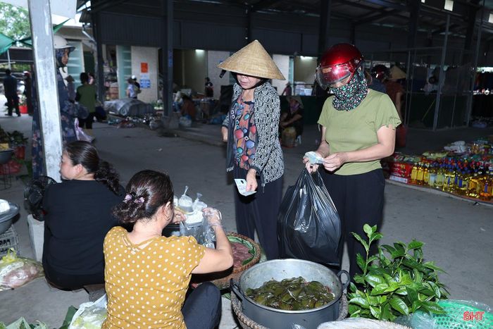 Bánh đúc đỏ được nhiều người dân ưa chuộng.