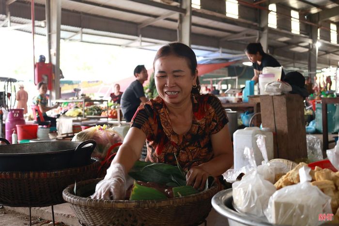 Bà Lê Thị Thủy (xã Sơn Tiến) đã có gần 30 năm làm bánh đúc đỏ.
