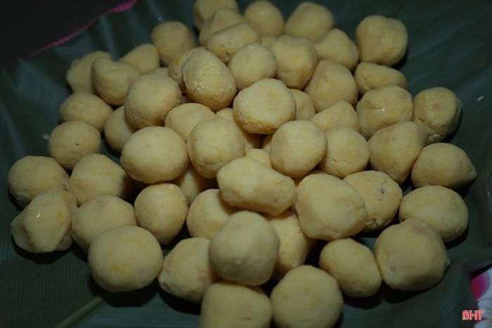 Bánh đúc đỏ thường được ăn kèm với bánh đậu xanh.