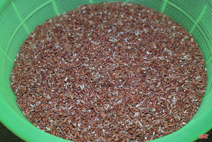 Nguyên liệu chính để làm bánh đúc đỏ là gạo lứt.