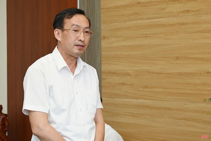 Đồng chí Nghiêm Sỹ Đống - Tỉnh ủy viên, Giám đốc Báo và phát thanh, truyền hình Hà Tĩnh báo cáo kết quả hoạt động của đơn vị thời gian qua.