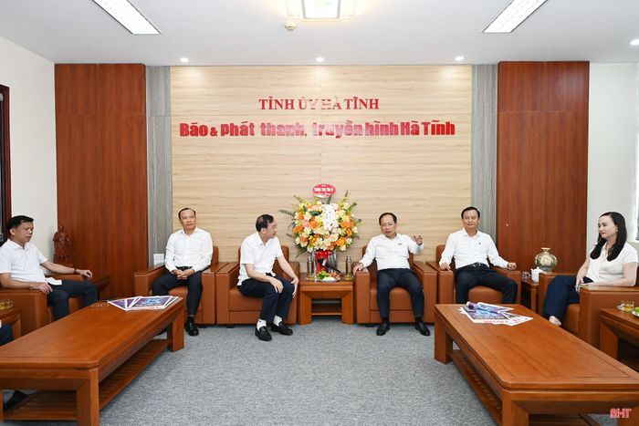 Bí thư Tỉnh ủy Nguyễn Duy Lâm trao đổi với lãnh đạo Báo và phát thanh, truyền hình Hà Tĩnh.