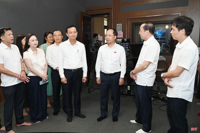  Bí thư Tỉnh ủy mong muốn Báo và phát thanh, truyền hình Hà Tĩnh tiếp tục đẩy mạnh chuyển đổi số, nâng cao chất lượng các sản phẩm báo chí, truyền thông. 