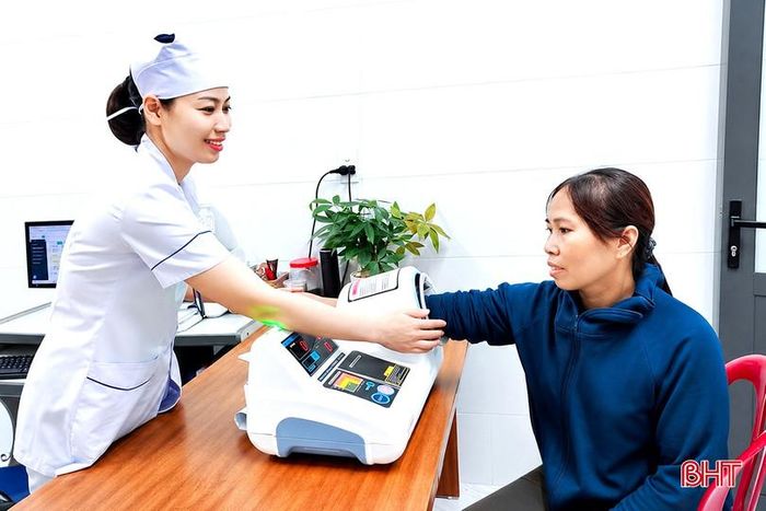 Trung tâm Y tế Đức Thọ nâng cao chất lượng dịch vụ để người dân được tiếp cận quyền lợi BHYT nhanh chóng, thuận tiện nhất.