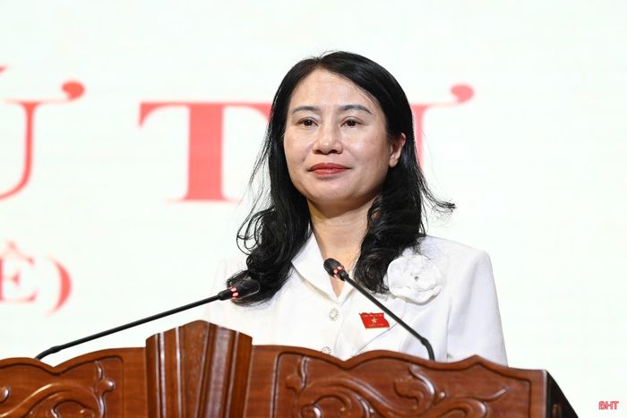 Trưởng ban Pháp chế HĐND tỉnh Nguyễn Thị Nhuần báo cáo thẩm tra các tờ trình, dự thảo nghị quyết.