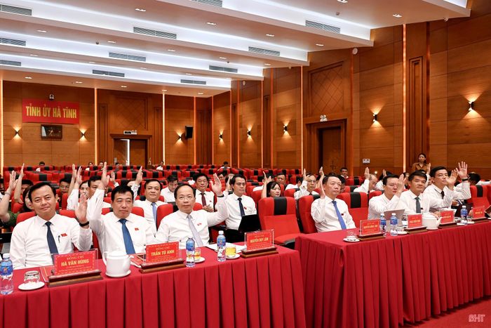 Đại biểu biểu quyết thông qua các dự thảo nghị quyết tại kỳ họp.