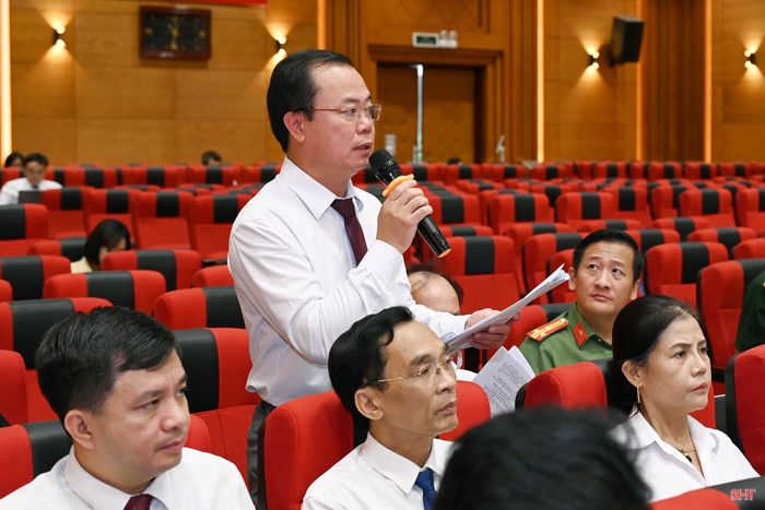 Đại biểu Nguyễn Thăng Long - Bí thư Đảng ủy, Chủ tịch HĐND phường Bắc Hồng Lĩnh phát biểu góp ý các nội dung dự thảo.