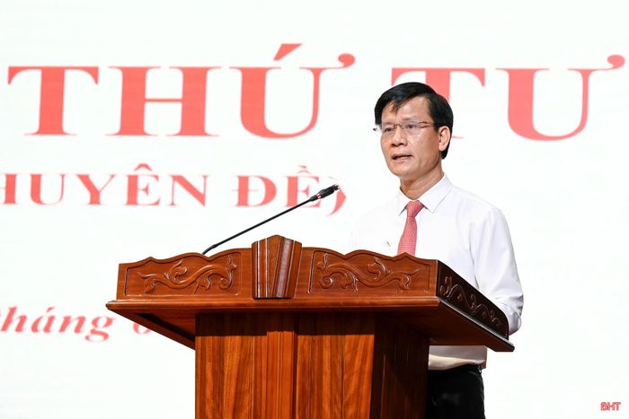Giám đốc Sở Nội vụ Trịnh Văn Ngọc báo cáo nội dung tờ trình tại kỳ họp.