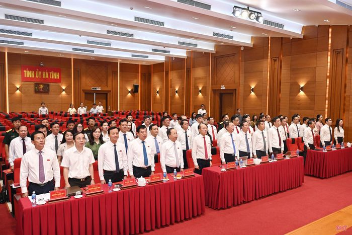 Đại biểu thực hiện nghi thức chào cờ tại kỳ họp.