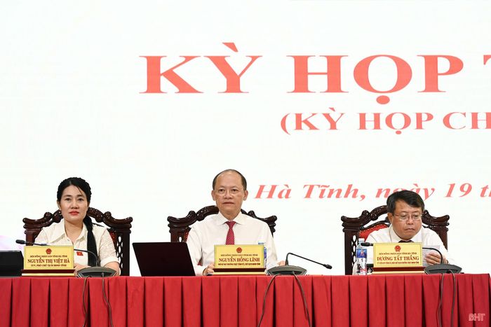Các đồng chí: Nguyễn Hồng Lĩnh - Phó Bí thư Thường trực Tỉnh ủy, Chủ tịch HĐND tỉnh; Dương Tất Thắng - Phó Chủ tịch Thường trực HĐND tỉnh; Nguyễn Thị Việt Hà - Phó Chủ tịch HĐND tỉnh chủ tọa kỳ họp.