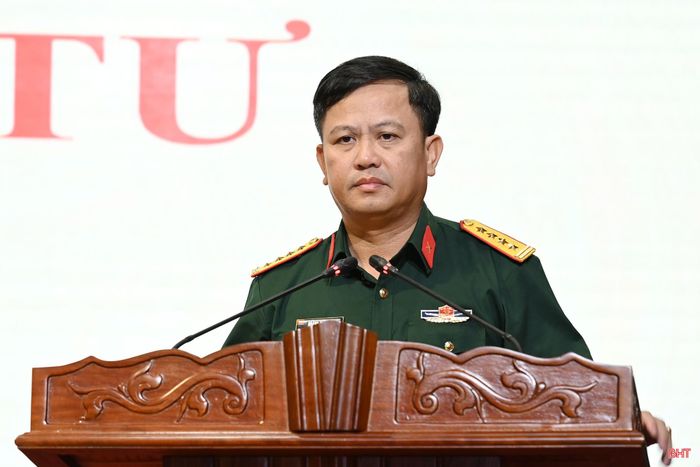 Đại tá Hoàng Xuân Đông - Ủy viên BTV Tỉnh ủy, Chỉ huy trưởng Bộ CHQS tỉnh báo cáo các tờ trình tại kỳ họp.