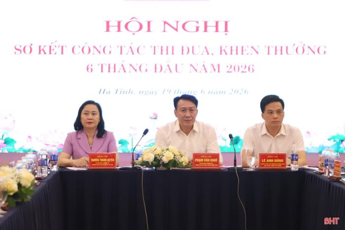 Chủ trì hội nghị gồm các đồng chí: Phạm Văn Khuê - Trưởng ban Tổ chức Tỉnh ủy Hưng Yên (Cụm trưởng); Trương Thanh Huyền - Trưởng ban Tổ chức Tỉnh ủy Hà Tĩnh (Cụm phó), Lê Anh Dũng - Phó Trưởng ban Thường trực Ban Tổ chức Thành ủy Hải Phòng.