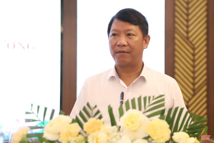 Đồng chí Nguyễn Như Dũng - Phó Trưởng ban Thường trực Ban Tổ chức Tỉnh ủy Hà Tĩnh trình bày báo cáo sơ kết 6 tháng của Cụm Thi đua số 2, Ban Tổ chức Trung ương.