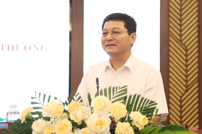 Đồng chí Phạm Trọng Hoàng - Trưởng ban Tổ chức Tỉnh ủy Nghệ An chia sẻ những kinh nghiệm trong thực tiễn công tác tổ chức xây dựng Đảng tại địa phương.