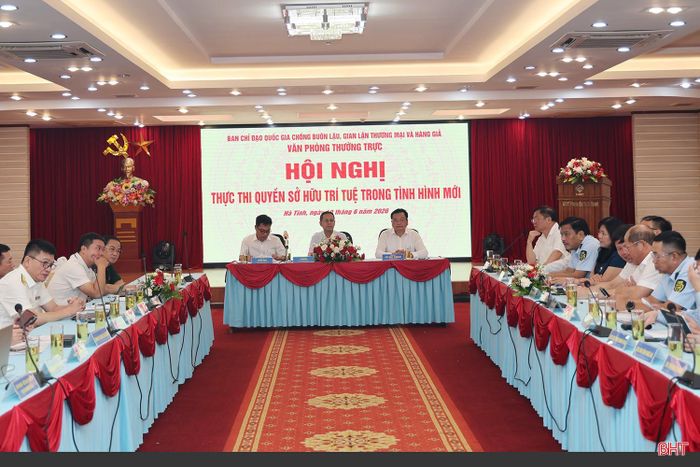 Toàn cảnh hội nghị.