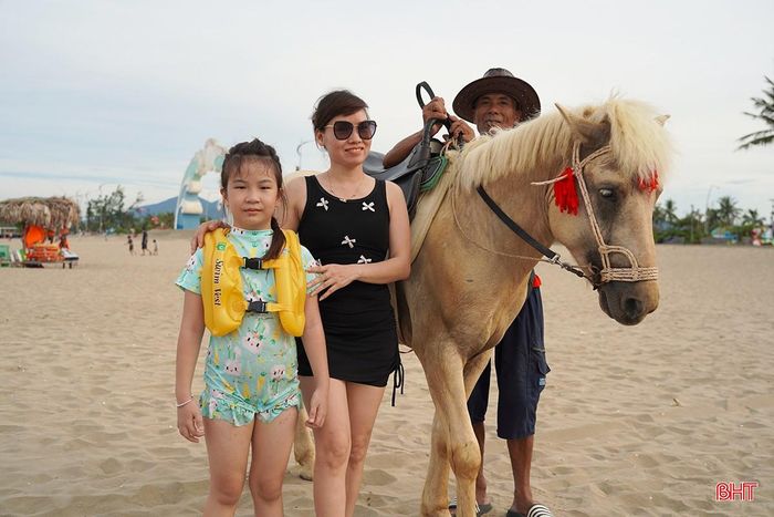 Du khách hào hứng ghi lại những khoảnh khắc khó quên.