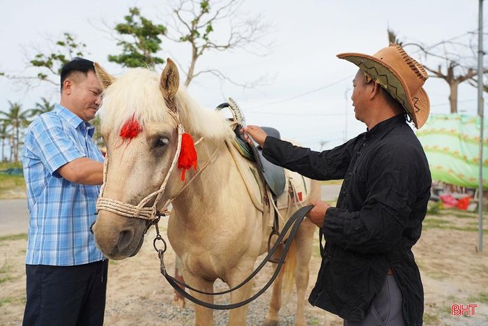 Dịch vụ cưỡi ngựa dạo biển do ông Đặng Duy Đông (người mặc áo sọc xanh) - chủ khu vui chơi Đông Nga ở Khu du lịch Xuân Thành đầu tư, đưa vào khai thác nhằm tăng thu nhập, đồng thời góp phần đa dạng hóa trải nghiệm cho du khách.