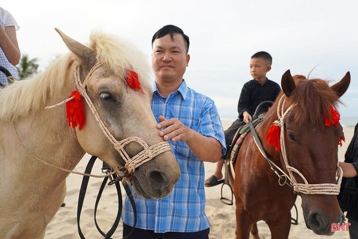Hai chú ngựa được chọn lựa để phục vụ du khách có tên là Ben (ngựa nâu) và Thỏ (ngựa trắng). Hai chú ngựa đều được tuyển chọn kỹ lưỡng, thuần hóa, huấn luyện bài bản và thích nghi tốt với môi trường nhộn nhịp nơi bờ biển.