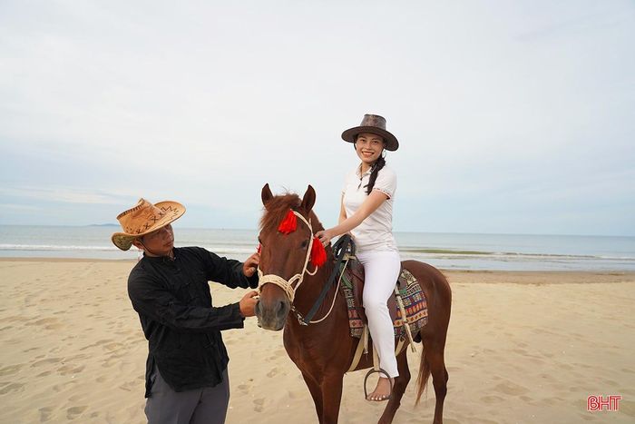 Ông Vàng Văn Hùng - nhân viên hướng dẫn dịch vụ cưỡi ngựa tại Khu du lịch Xuân Thành cho biết: "Để đưa những chú ngựa này vào phục vụ du khách, chúng tôi đã lựa chọn rất kỹ lưỡng những con được thuần hóa, biết nghe lời. Khi du khách trải nghiệm dịch vụ, chúng tôi luôn đi kèm sát sao bên cạnh để điều khiển ngựa, đảm bảo an toàn tuyệt đối".
