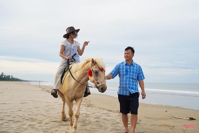 Cảm giác thong dong trên lưng ngựa, lắng nghe tiếng sóng vỗ và đón những làn gió biển mát rượi mang lại sự thư thái, phấn khích đặc biệt cho người trải nghiệm. Du khách có thể phóng tầm mắt ngắm nhìn trọn vẹn vẻ đẹp của biển Xuân Thành.