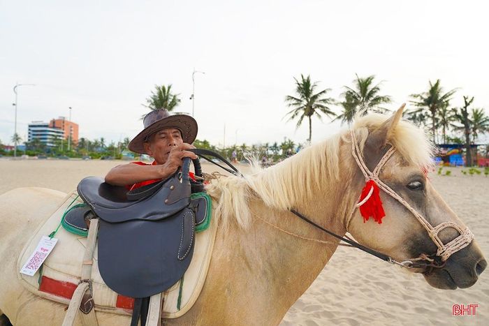 Sự xuất hiện của dịch vụ cưỡi ngựa dạo biển đã góp phần tô điểm thêm bức tranh du lịch Xuân Thành ngày càng năng động, đa dạng và giàu sức hút.