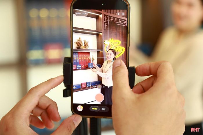Chị Nguyễn Thị Thùy Dung quay video giới thiệu sản phẩm trầm hương.