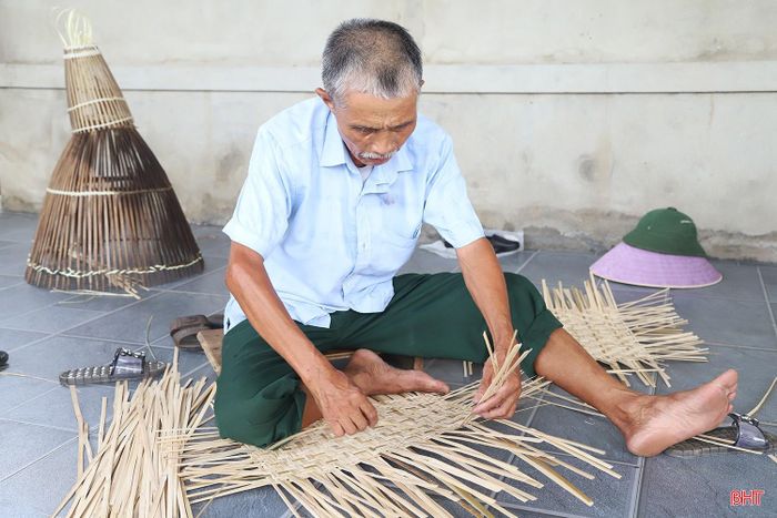 Ông Nguyễn Hữu Quang (thôn Nam Giang) chia sẻ: “Để làm ra một sản phẩm đan lát đẹp và bền, khâu chọn nguyên liệu rất quan trọng. Tre, sợi mây... phải được lựa chọn kỹ, chẻ đều và xử lý cẩn thận trước khi đưa vào đan. Vì vậy, dù những chiếc thúng, mủng hay rổ rá nhìn khá đơn giản, nhưng mỗi sản phẩm đều là kết quả của sự tỉ mỉ, khéo léo và nhiều công sức của người thợ".