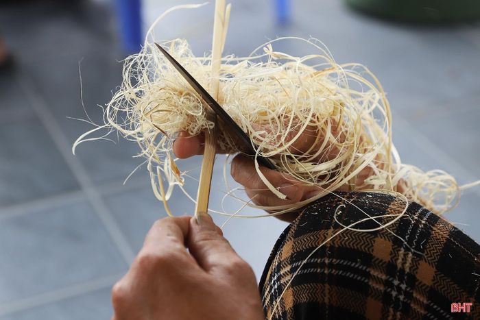 Trước đây, nghề đan lát phát triển mạnh, mang về nguồn thu nhập khá cho người dân. Tuy nhiên, trước những thay đổi của đời sống và thị trường, số hộ gắn bó với nghề đã giảm dần theo thời gian. Hiện nay, toàn thôn chỉ còn khoảng 40 hộ duy trì nghề. Điều mà những người thợ nơi đây trăn trở không chỉ là đầu ra cho sản phẩm, mà còn là làm sao để nghề truyền thống được thế hệ trẻ tiếp tục gìn giữ và nối tiếp.