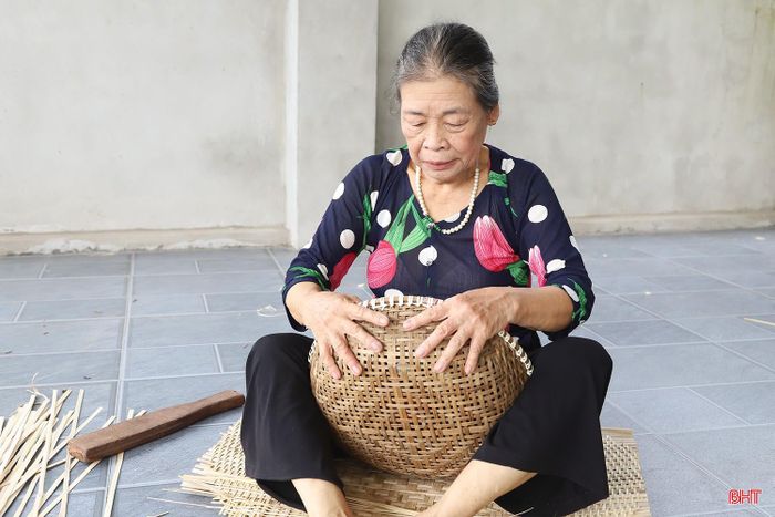 Để tạo nên một sản phẩm đẹp và bền, người thợ phải đan các nan tre đều tay, các mối đan chắc, khít và cân đối. Tùy từng loại sản phẩm như thúng, mủng, dần hay rổ… mà người đan phải điều chỉnh độ dày, độ thưa của nan và cách tạo hình cho phù hợp. Chỉ cần một vài nan bị lệch hoặc không đều, sản phẩm có thể mất đi tính thẩm mỹ, độ chắc chắn và tuổi thọ sử dụng.