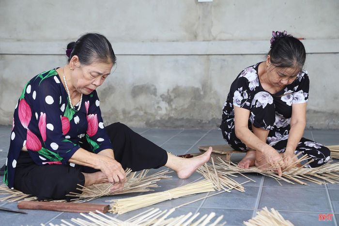 Không ai nhớ rõ nghề đan lát ở thôn Nam Giang có từ bao giờ, chỉ biết rằng nghề đã gắn bó với nhiều thế hệ người dân nơi đây. Dù không còn nhộn nhịp như trước, nghề đan lát vẫn hiện diện trong đời sống của người dân Nam Giang hôm nay.