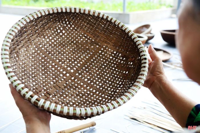 Theo bà Châu, để hoàn thành một sản phẩm đan lát phải trải qua nhiều công đoạn như lựa chọn nguyên liệu, chẻ tre, vót nan... rồi mới tiến hành đan hoàn thiện.
