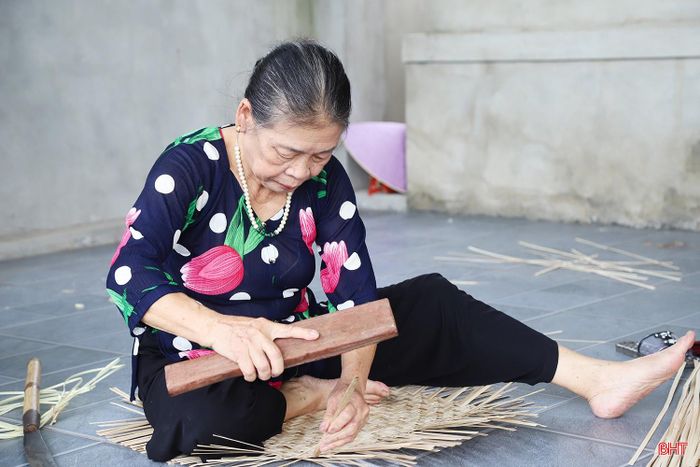 Gắn bó với nghề đan lát suốt 65 năm qua, bà Nguyễn Thị Minh Châu (SN 1947, thôn Nam Giang) vẫn nhớ như in những ngày đầu được mẹ và bà ngoại cầm tay chỉ việc. Bà chia sẻ: “Tôi học nghề này từ năm 14 tuổi. Khi đó, mẹ và bà ngoại hướng dẫn từng công đoạn, từ chẻ tre, vót nan đến hoàn thiện sản phẩm. Đến nay, nghề đan lát đã trở thành một phần không thể thiếu trong cuộc sống của tôi. Mỗi ngày được ngồi đan từng nan tre, tôi thấy vui vì được sống lại với những ký ức của quê hương”.