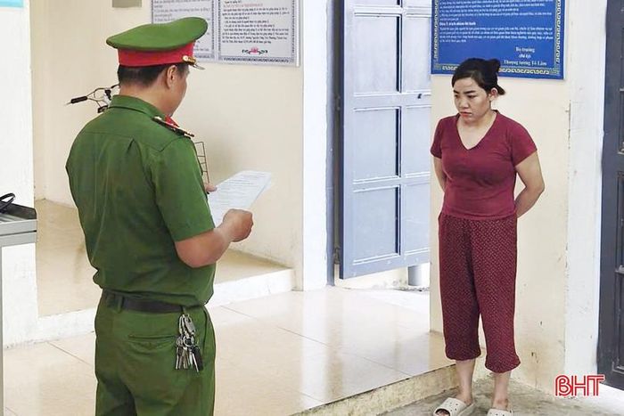 Cơ quan Cảnh sát điều tra Công an tỉnh Hà Tĩnh tống đạt các quyết định khởi tố đối với Trương Thị Loan.