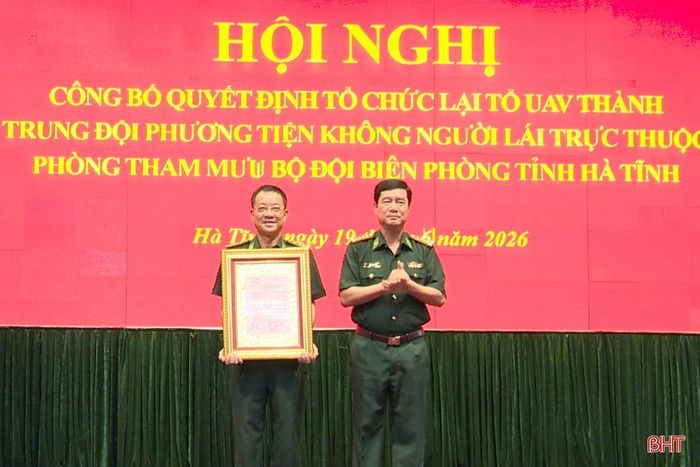 Đại tá Bùi Hồng Thanh - Chỉ huy trưởng Ban Chỉ huy BĐBP Hà Tĩnh thừa ủy quyền Bộ Tổng Tham mưu Quân đội nhân dân Việt Nam trao quyết định tổ chức lại Tổ UAV thành Trung đội phương tiện không người lái trực thuộc Phòng Tham mưu, BĐBP Hà Tĩnh.