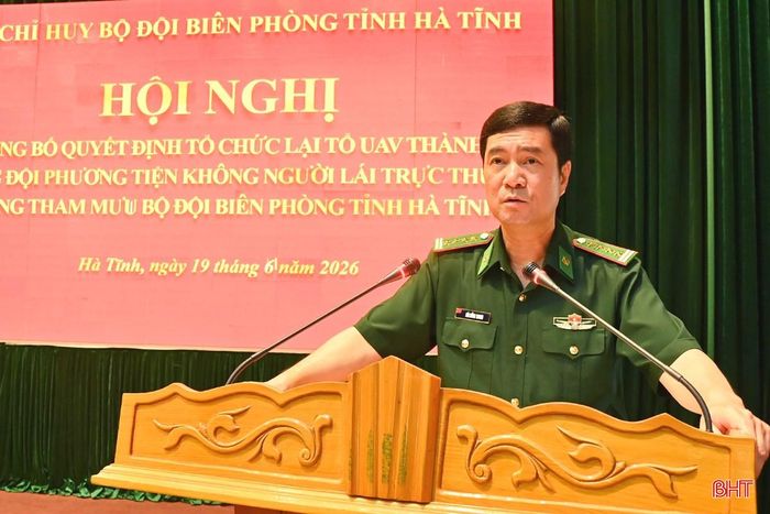 Đại tá Bùi Hồng Thanh - Chỉ huy trưởng Ban Chỉ huy BĐBP Hà Tĩnh giao nhiệm vụ cho Trung đội phương tiện không người lái.