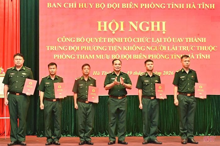 Đại tá Bùi Hồng Thanh - Chỉ huy trưởng Ban Chỉ huy BĐBP Hà Tĩnh và Đại tá Nguyễn Thái Bình - Chính ủy Ban Chỉ huy BĐBP Hà Tĩnh trao quyết định thành lập Trung đội phương tiện không người lái.
